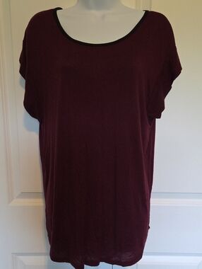 Women's Scoop Neck Short Sleeve Top in Wine with Black Trim